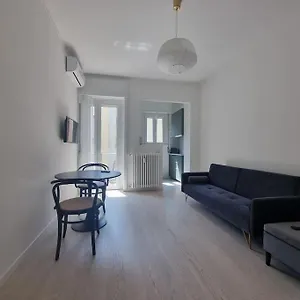  Appartamento New In Lively Area Italia